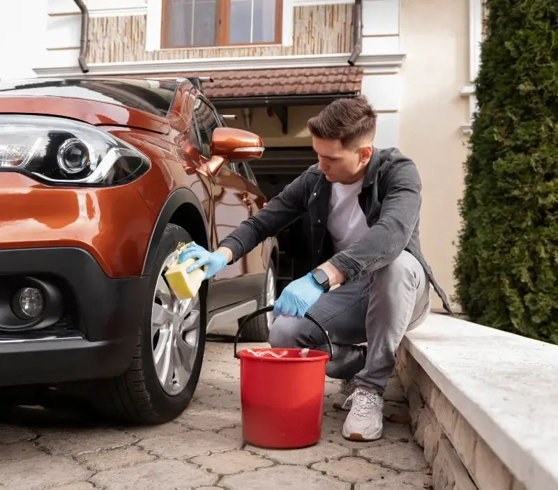 Lavage auto à domicile Baignes-Sainte-Radegonde : professionnel intervenant sur un véhicule